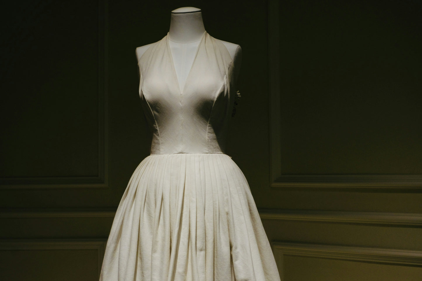 Elegant White Halter Dress – Classic Pleated Skirt